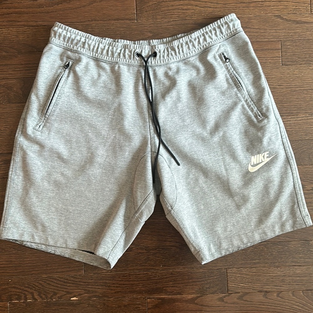 NIKE Tech Fleece Shorts in Grey Heather